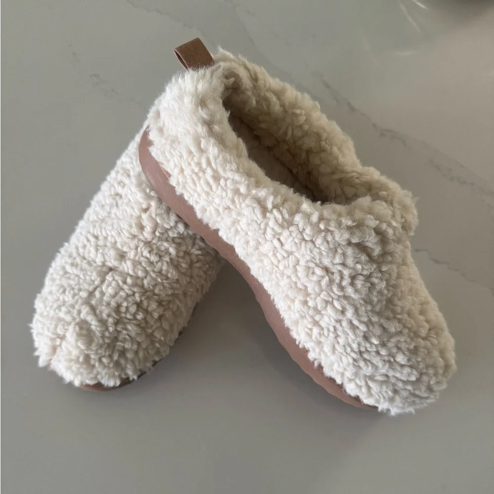 Slippers - Picture 1 of 5
